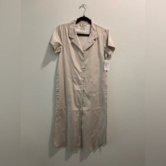 Harper Sage Dresses & Skirts - NWT Harper Sage Beige Button-Front Midi Shirt Dress, size XS